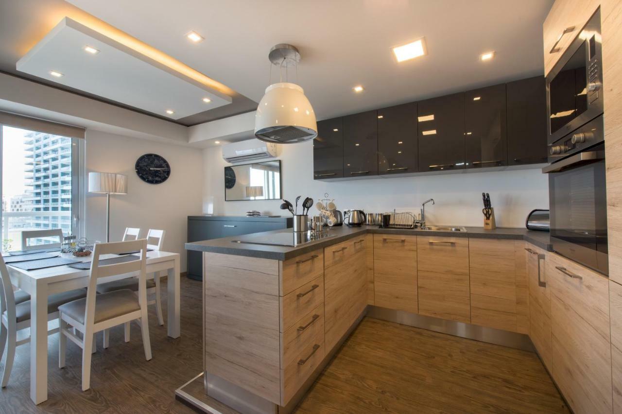 Stylish Seaview Apartment In A Prime Location Sliema Kültér fotó