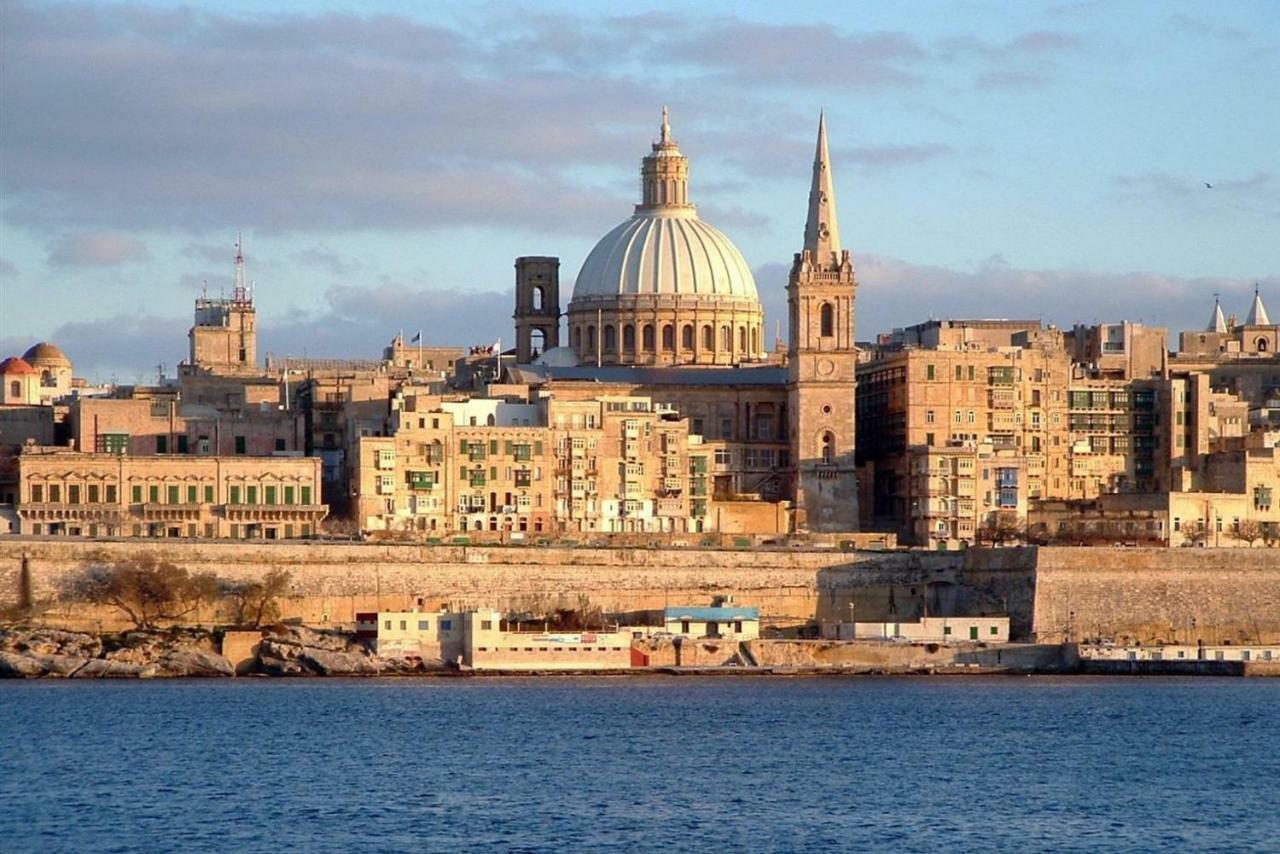 Stylish Seaview Apartment In A Prime Location Sliema Kültér fotó